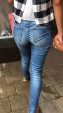 【For butt fetishes】Woman walking while showing off her beautiful butt in tight denim